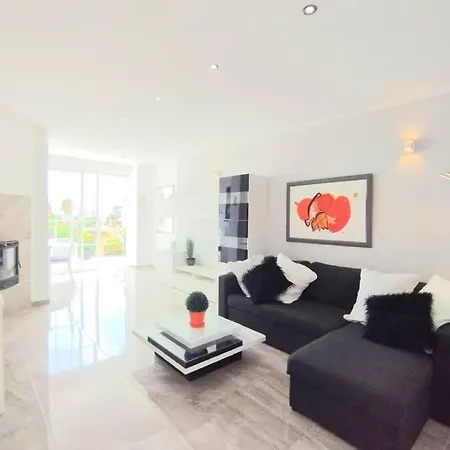 Beautiful 3 Bedroom Townhouse In Urb. Tropicana, Lejlighed Nerja